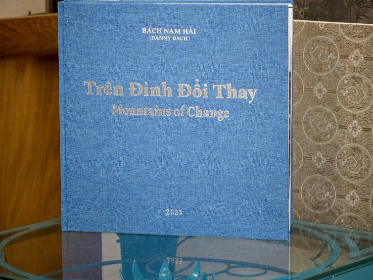 Sách ảnh Trên Đỉnh Đổi Thay (Có chữ ký tác giả)